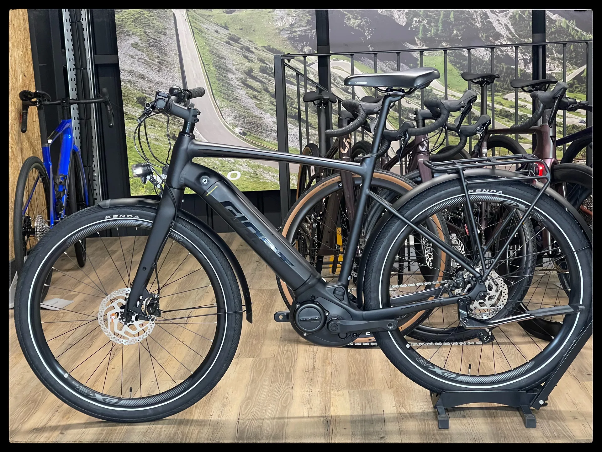 2020 Giant FastRoad E+ EX Pro Men's ALU eBike in Black