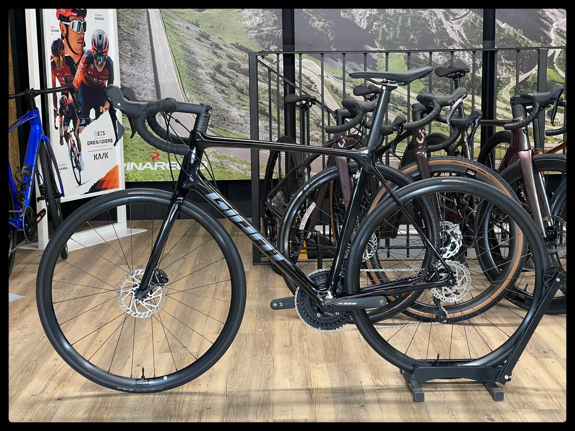 2022 Giant TCR Advanced Disc Mens Carbon Road bike in Black