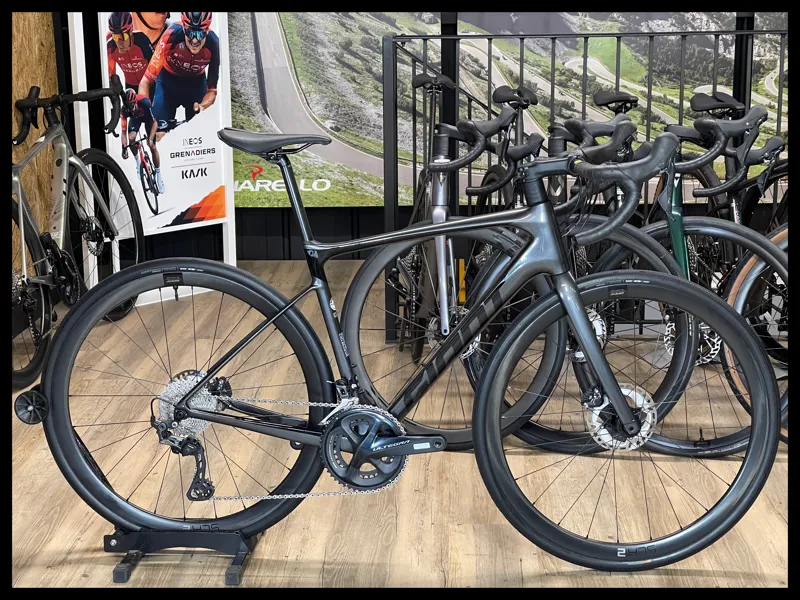 Giant Defy Advanced Pro 2-UT Medium Black Chrome 2022 Ex-Demo