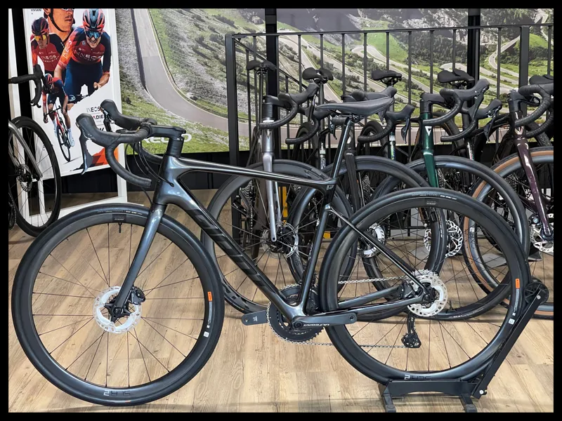 Giant Defy Advanced Pro 2-UT Medium Black Chrome 2022 Ex-Demo-1