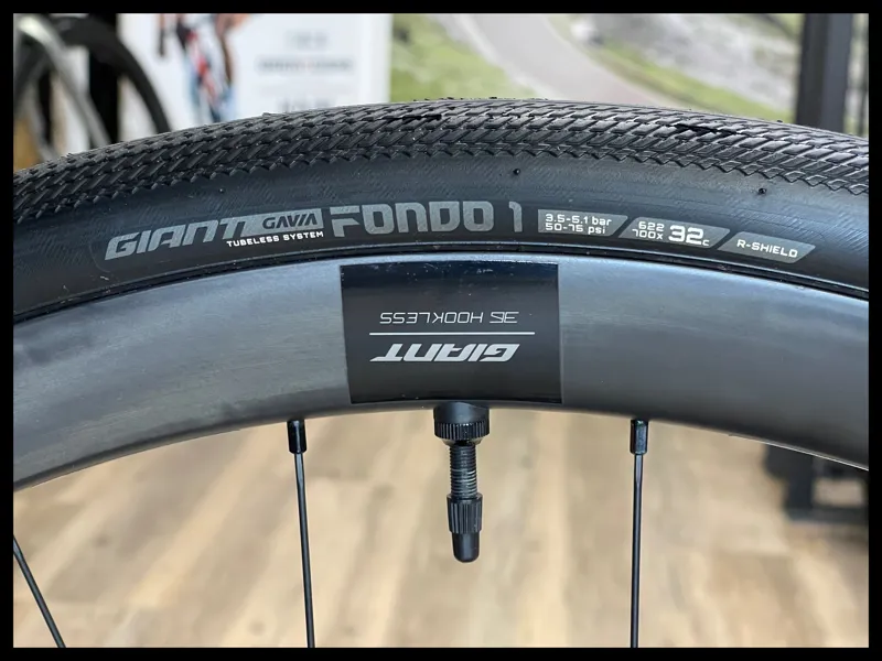 Giant Defy Advanced Pro 2-UT Medium Black Chrome 2022 Ex-Demo-10