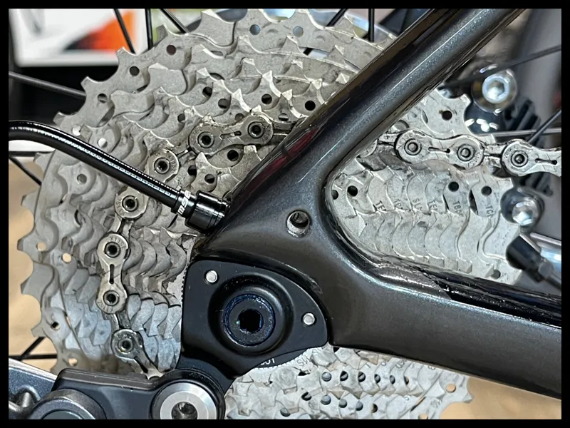 Giant Defy Advanced Pro 2-UT Medium Black Chrome 2022 Ex-Demo-4