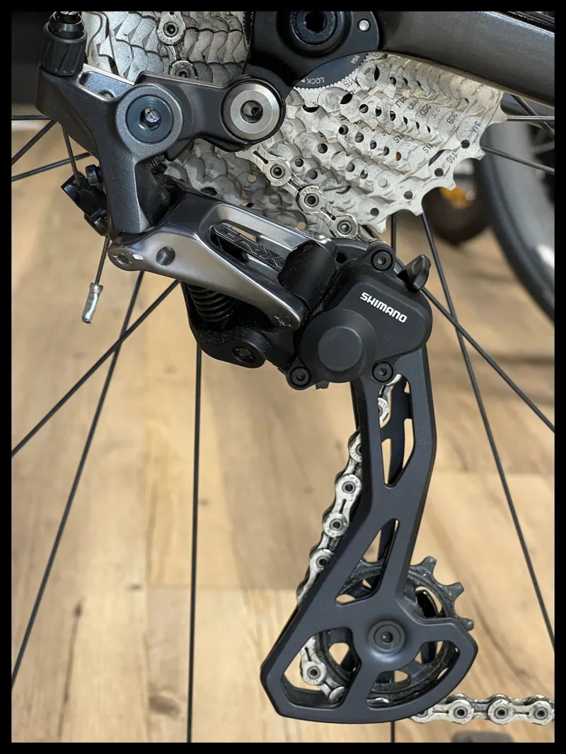 Giant Defy Advanced Pro 2-UT Medium Black Chrome 2022 Ex-Demo-5