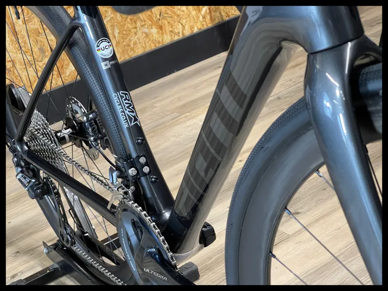 Giant Defy Advanced Pro 2-UT Medium Black Chrome 2022 Ex-Demo-2