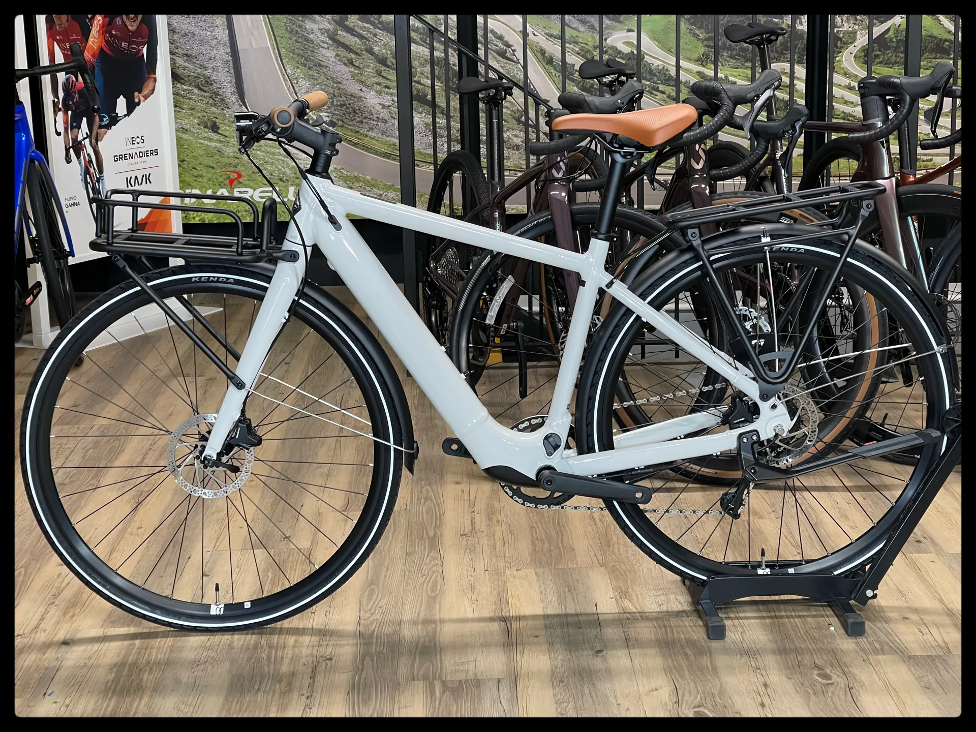 2023 Momentum Voya E+3 Mens Alu ebike in White
