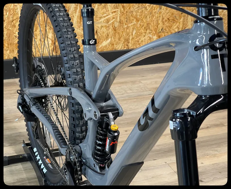 GT Sensor Carbon Elite 29 Medium Wet Cement 2023-2