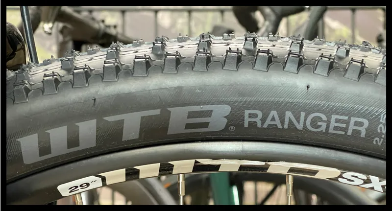 GT Aggressor Expert 29 Mountain Bike Silver Medium 2023-8