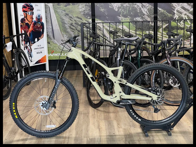 GT Force Carbon Elite Full Suspension Mountain Bike 2023 Medium  Ex-Demo-1