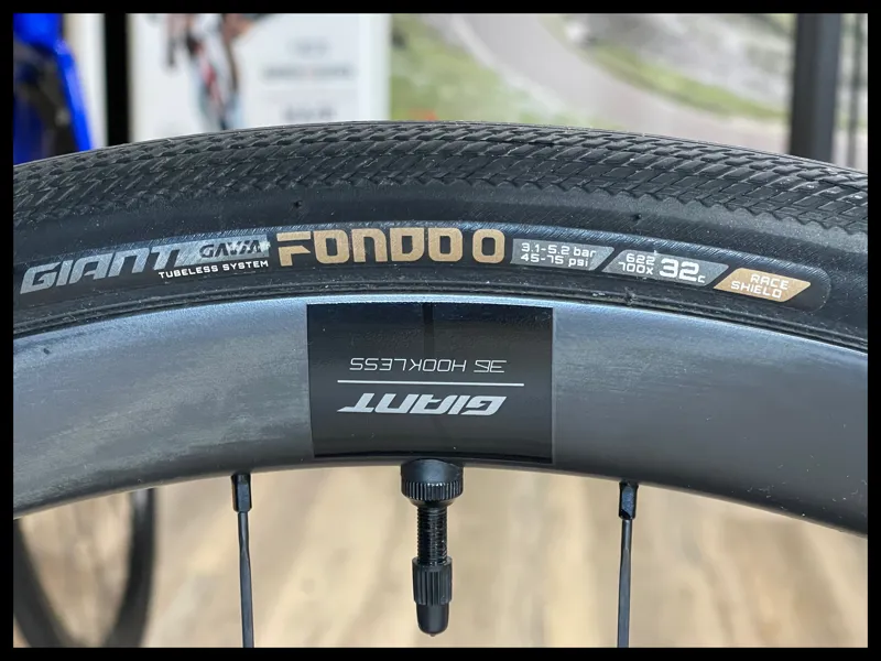 Giant Defy Advanced Pro 0 M-Large Carbon/BlueDragonfly 2024 Ex-Demo-9