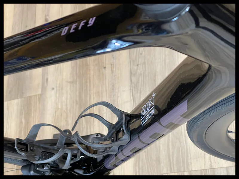 Giant Defy Advanced Pro 0 M-Large Carbon/BlueDragonfly 2024 Ex-Demo-2