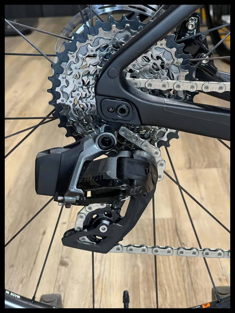 Revolt Advanced Pro 1 Medium Large Carbon SRAM Rival 2022-4