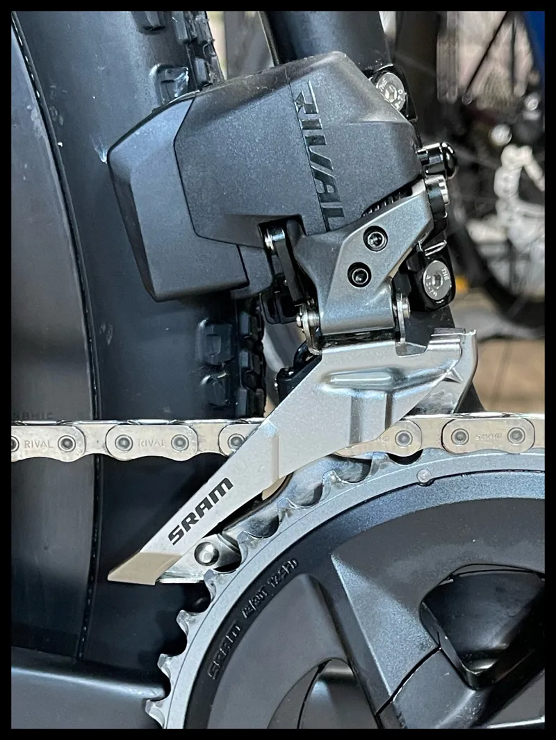 Revolt Advanced Pro 1 Medium Large Carbon SRAM Rival 2022-5