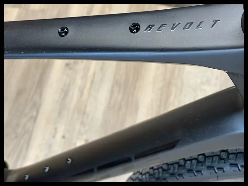 Revolt Advanced Pro 1 Medium Large Carbon SRAM Rival 2022-2