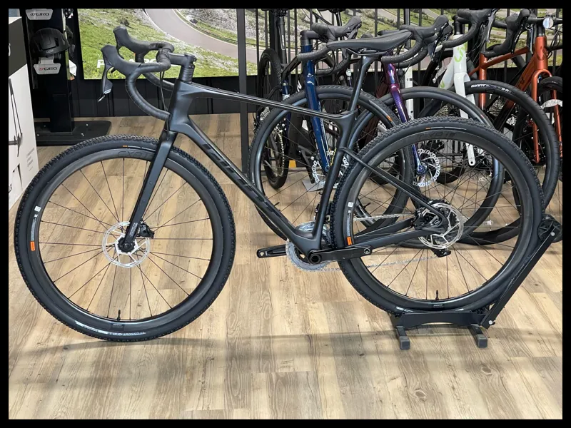 Revolt Advanced Pro 1 Medium Large Carbon SRAM Rival 2022-1