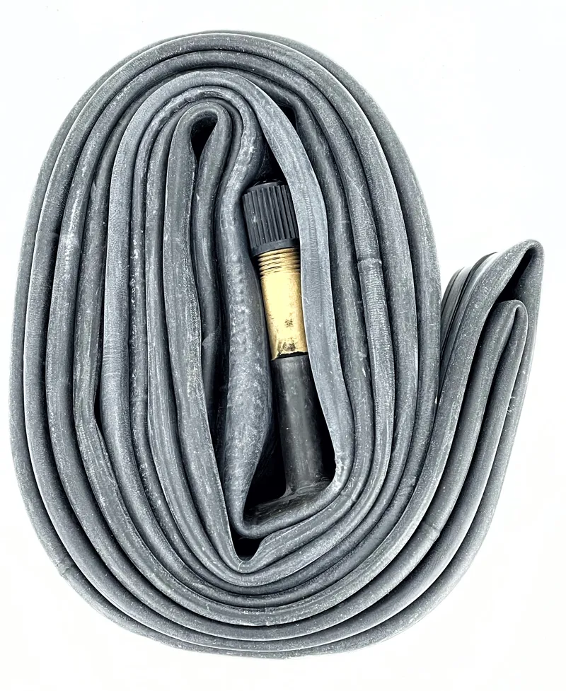 Giant 700c x 28-32 mm Schrader Innertube 48 mm valve-1