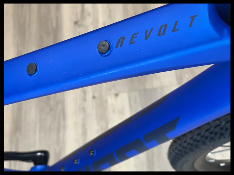 Giant Revolt 2 Large Sapphire 2022-2