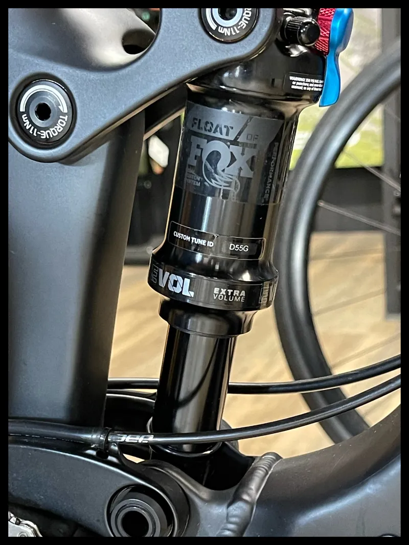 Liv Intrigue 29 2 Small Black Ti 2021-7