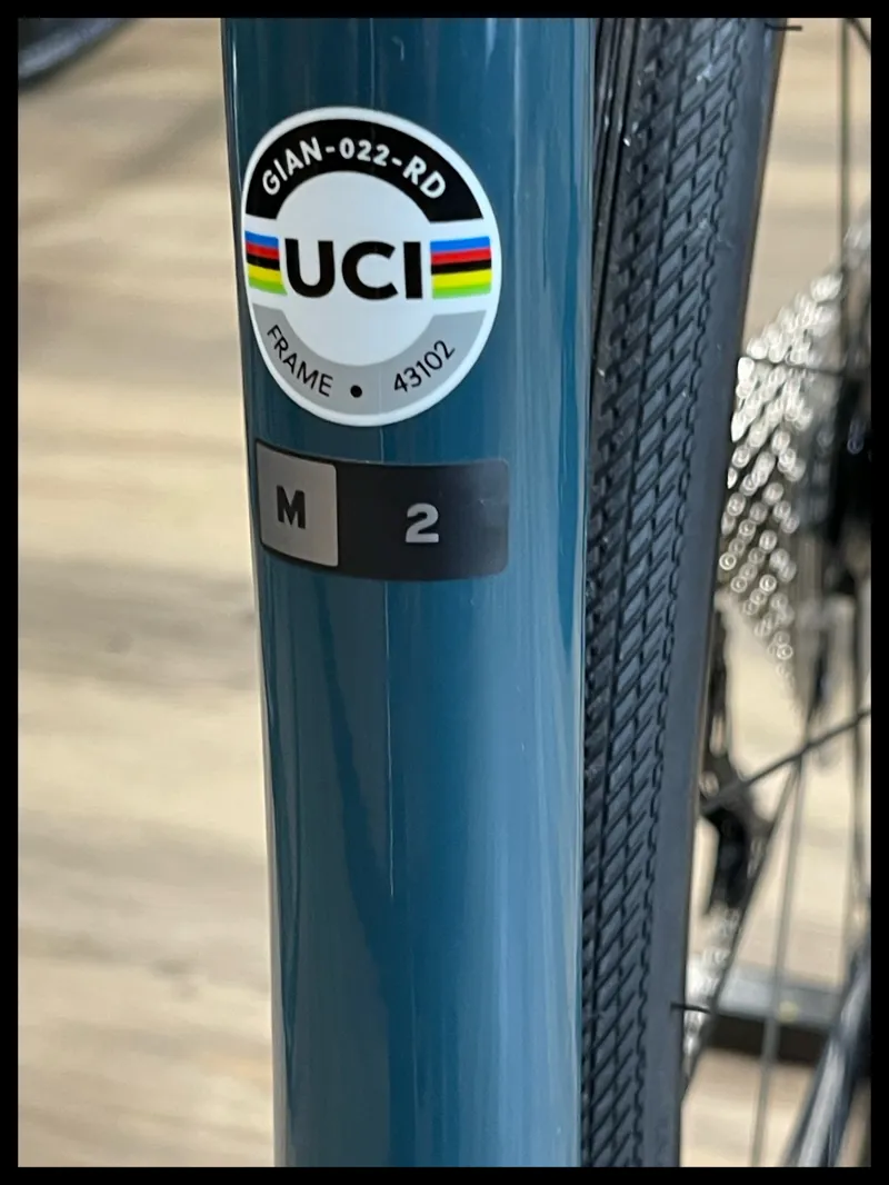 Giant Defy Advanced 2 Medium Deep Lake 2022-7