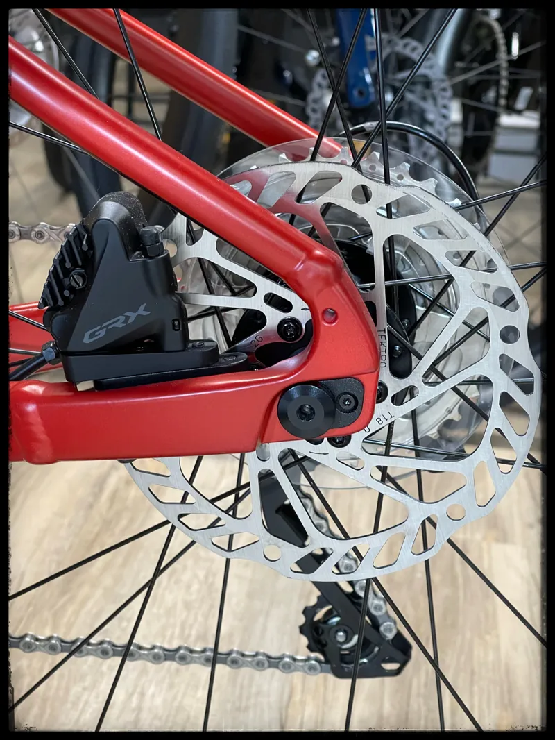 Giant Revolt 1 Medium Grenadine 2022-7