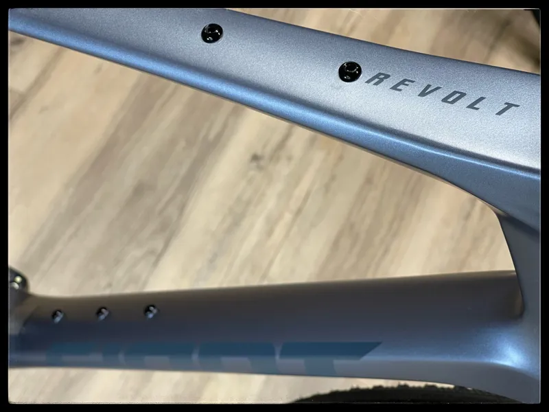 Giant Revolt Advanced 0 Large Knight Shield 2022-3