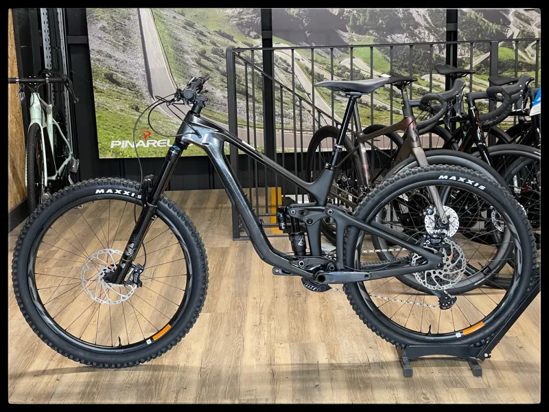 Giant Reign Advanced Pro 1 Medium Black Diamond/Carbon 2023-1