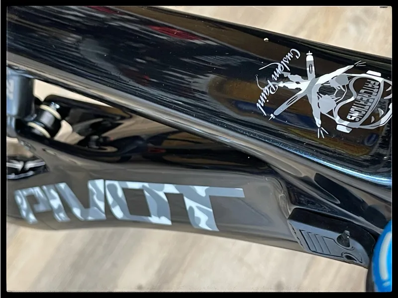 Custom painted Pivot Phoenix 27.5 Medium Black/ White Doves Downhill MTB-2