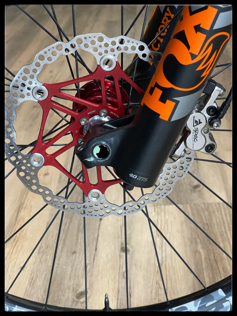 Custom painted Pivot Phoenix 27.5 Medium Black/ White Doves Downhill MTB-11