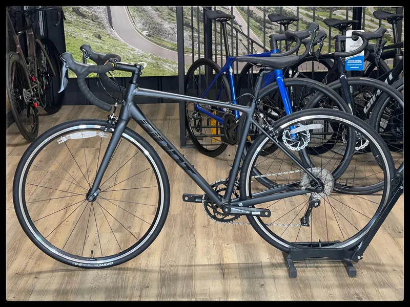 Contend 2 Medium  Gunmetal Black  with  Contend 2 Spec 2022-1