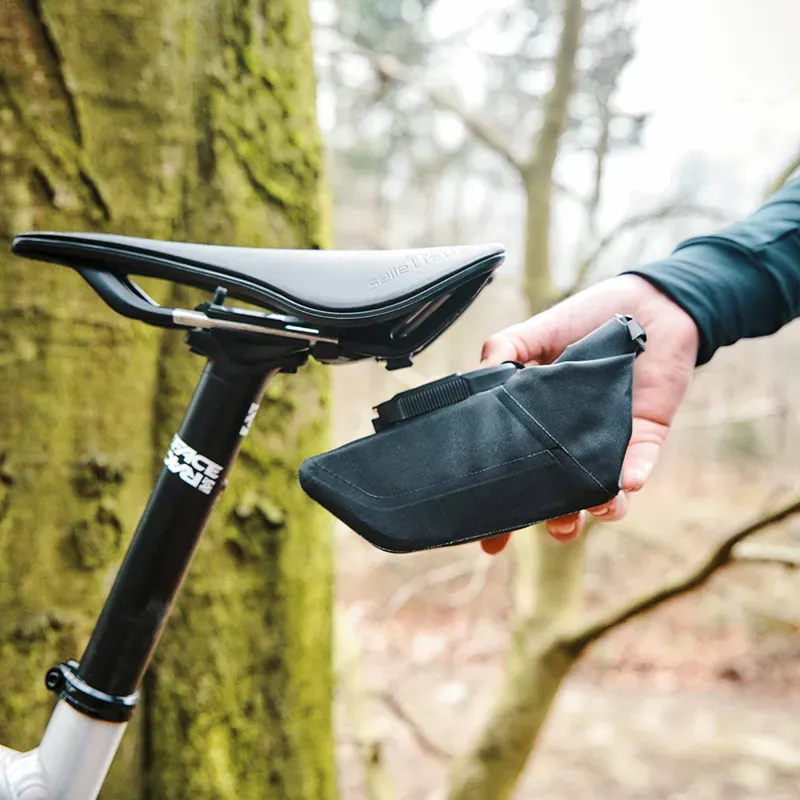 Fidlock Pinclip Small Saddle Bag w/Base in Black-3