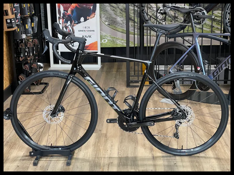 Giant Defy Advanced 2 Road Bike In Gloss Carbon Smoke/Mercury