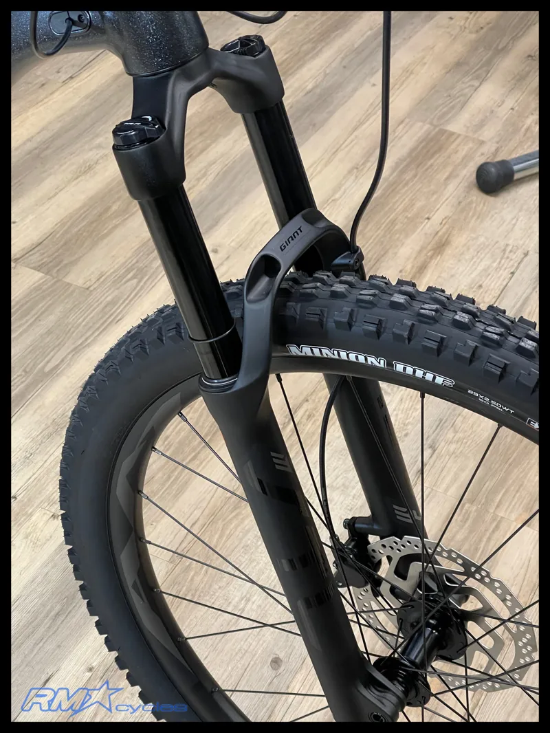 Giant Stance 29 2 Mountain Bike in Black Diamond-6