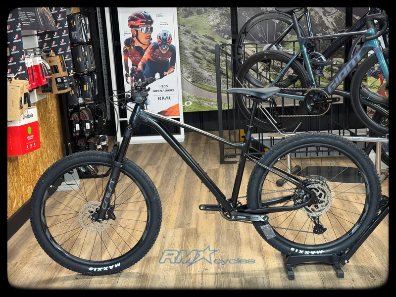 Giant Fathom 29 1 2022  Black Medium-1