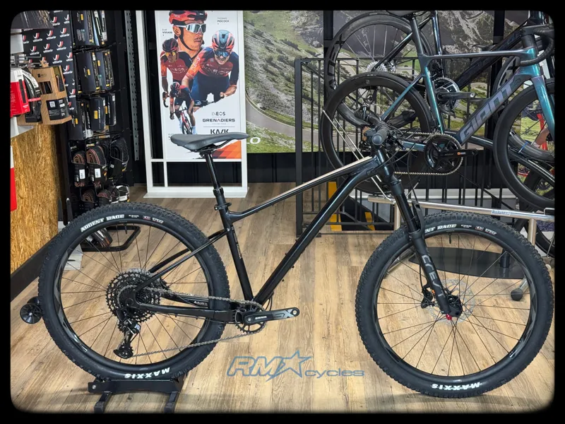 Giant Fathom 29 1 2022  Black Medium