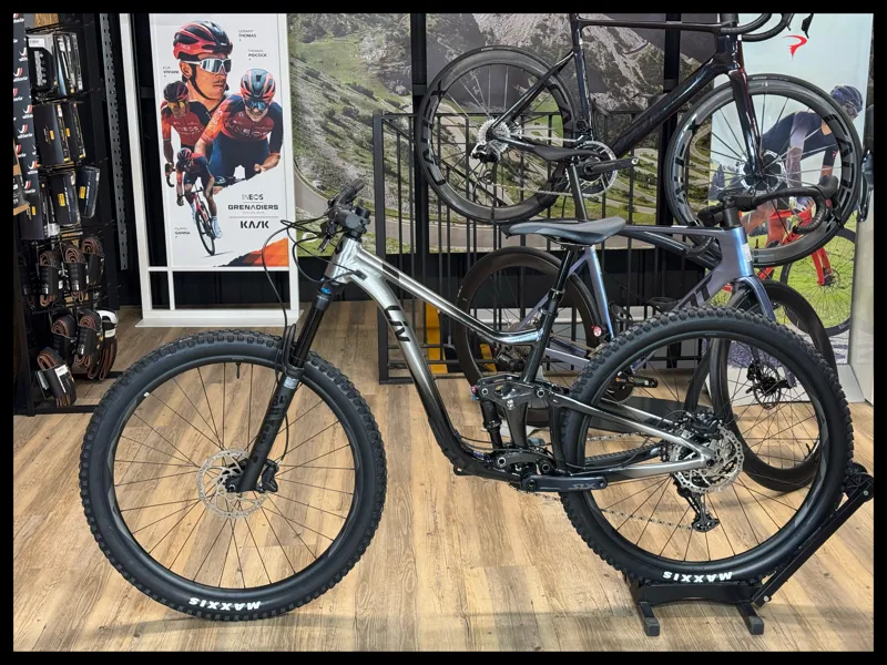 LIV Intrigue 29 1 Small Brush Aluminium 2022-1