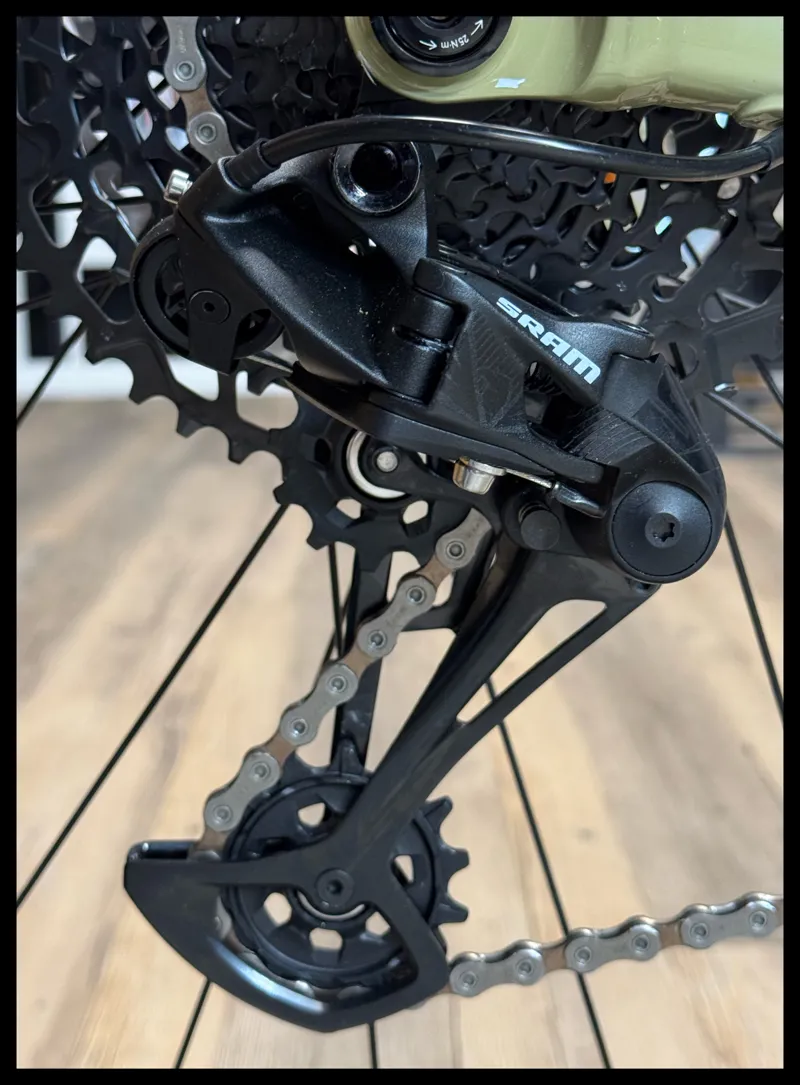 Liv Intrigue 29 2 Small Pistachio 2022-7