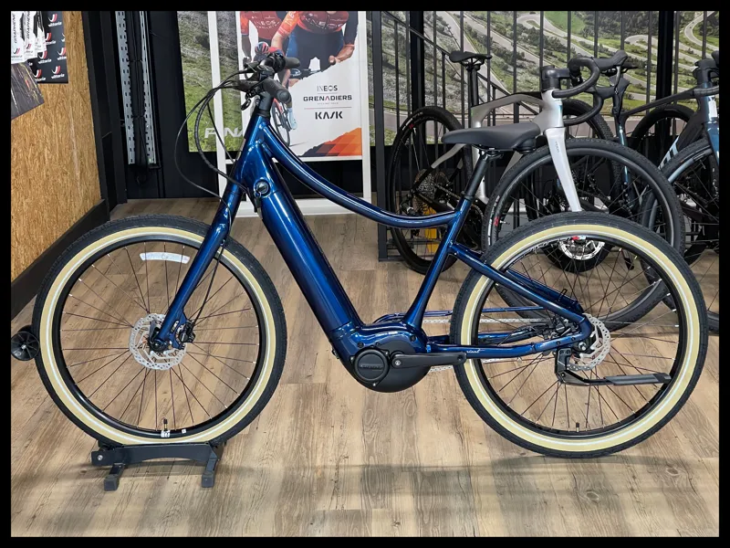 Momentum Vida E+  Medium Metallica Blue 2022 Ex Display-1