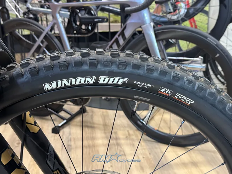 2022 Santa Cruz Bronson 4 CC XL Mens Carbon MTB in Gold-10