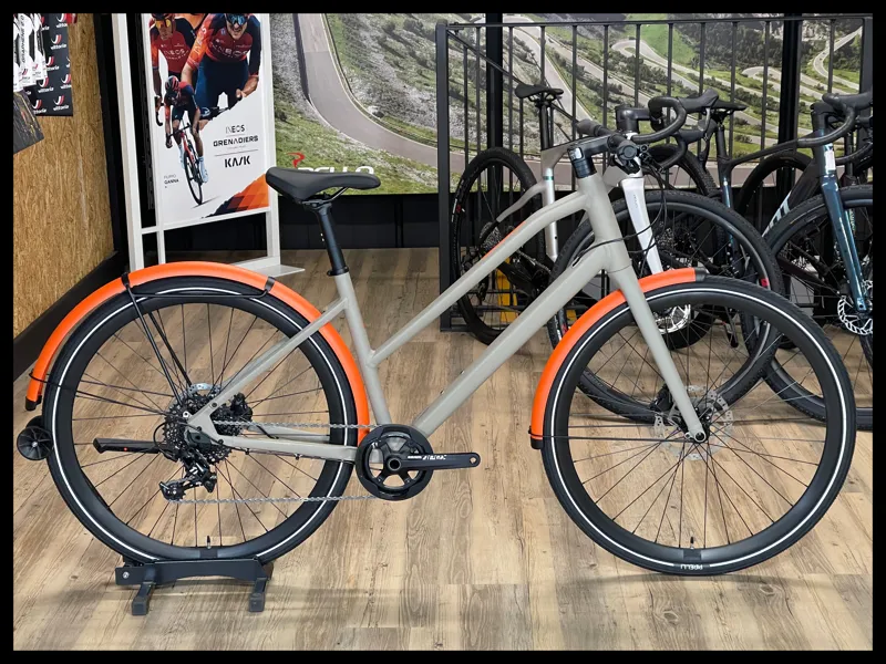 BMC 257 Urbanchallenge AL TWO ST Apex 1 Medium Powder Sand 2023