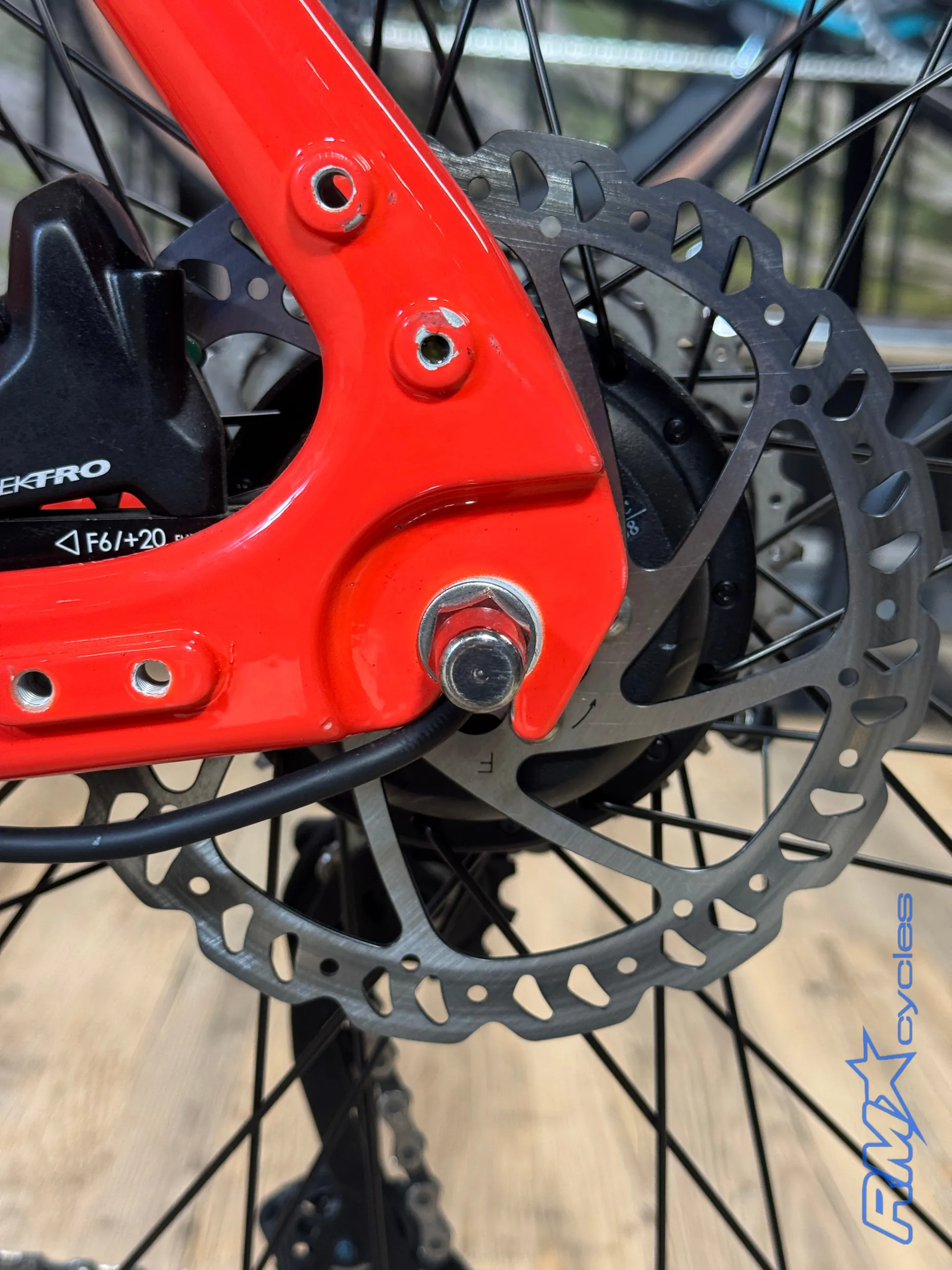 2023 Momentum Voya E+ 3 Unisex Aluminium eCity Bike in Orange