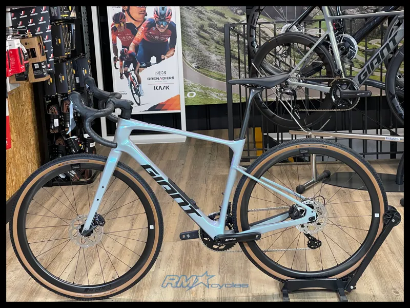 Giant Revolt Advanced 0 Medium Prismatic Haze 2024-1