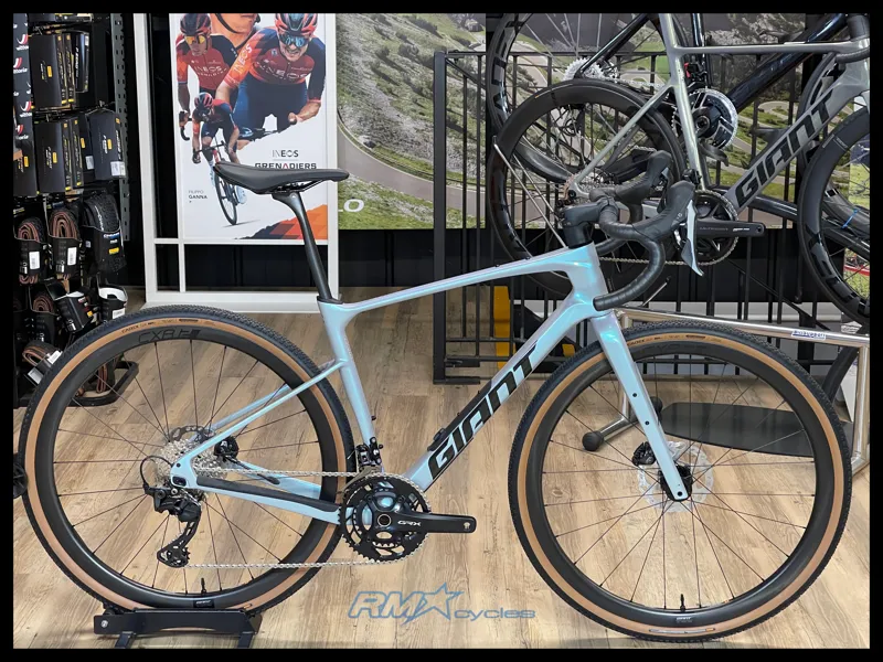 Giant Revolt Advanced 0 Medium Prismatic Haze 2024