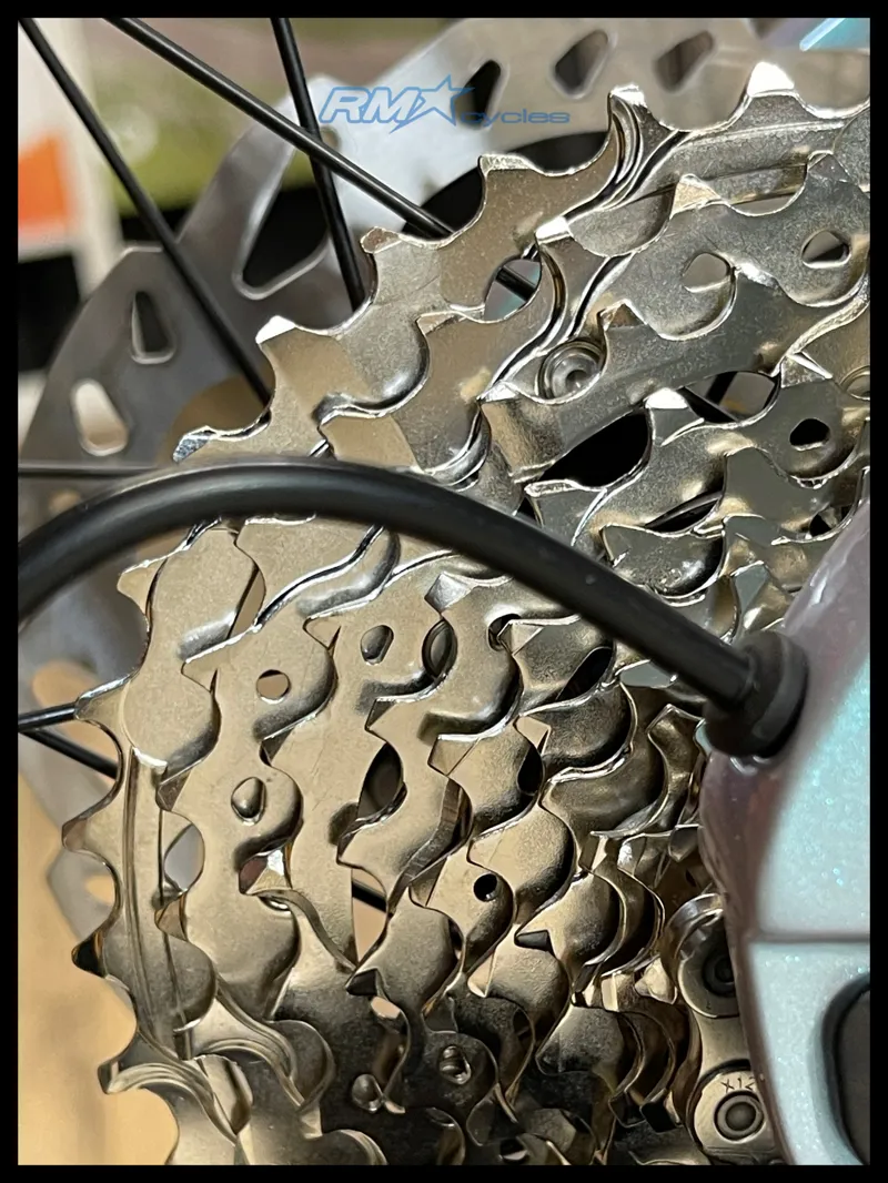 Giant Revolt Advanced 0 Medium Prismatic Haze 2024-2