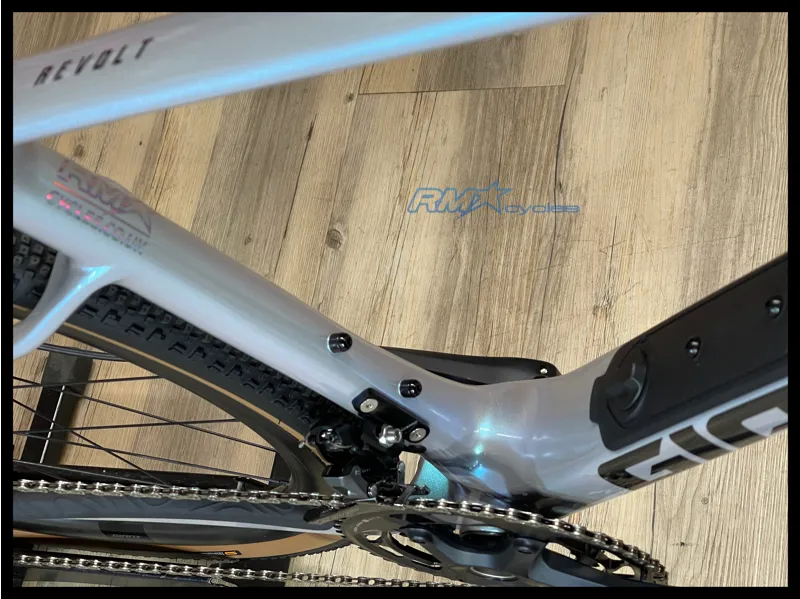 Giant Revolt Advanced 0 Medium Prismatic Haze 2024-6