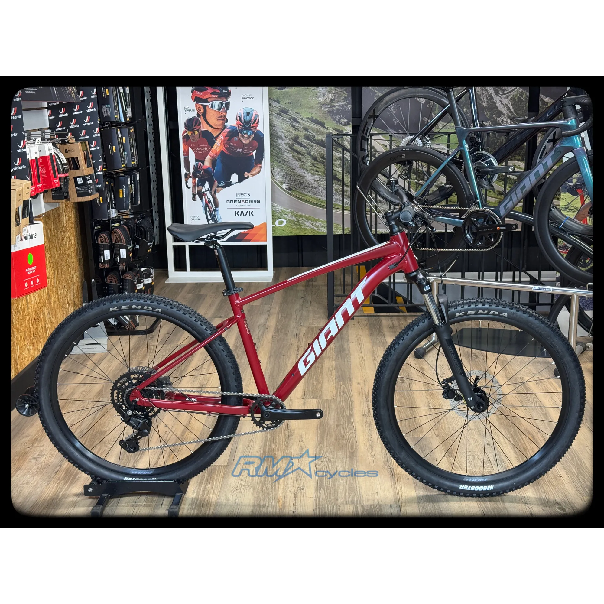 2024 Giant Talon 2 27.5 Mens Alloy MTB in Red 2024 Giant Talon 2 27.5 Mens Alloy MTB in Red