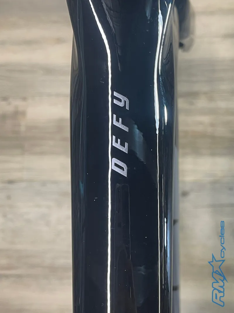 Giant Defy Advanced 2 ML Gloss Carbon Smoke 2025 Ex-Display-2