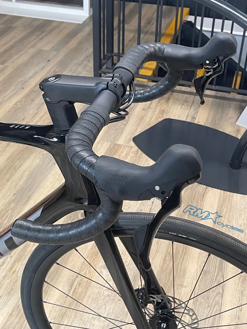 Giant Defy Advanced 2 ML Gloss Carbon Smoke 2025 Ex-Display-3