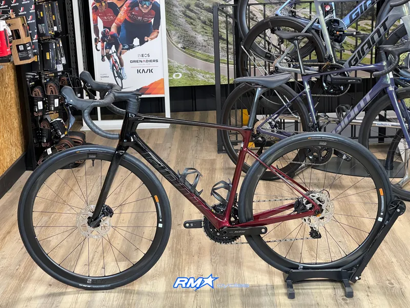 Giant Defy Advanced Pro 2 Carbon/Sangria Medium 2025-1