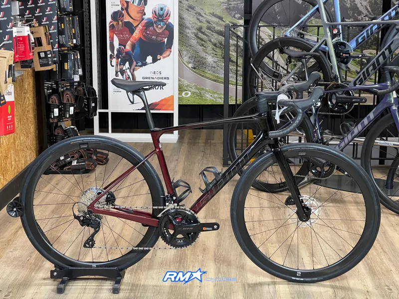 Giant Defy Advanced Pro 2 Carbon/Sangria Medium 2025