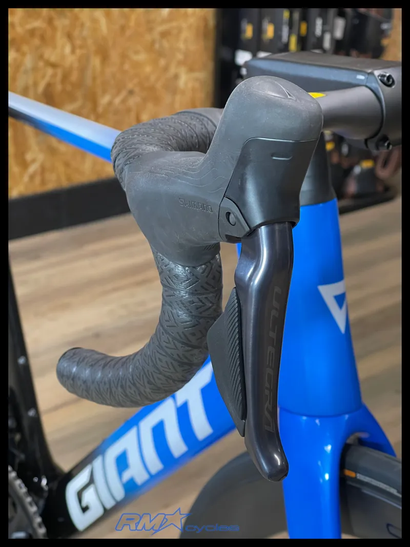 Giant Propel Advanced Pro 0 Ultegra Di2 Road Bike ML in Metallic Blue/Carbon 2025 Ex-Display-7