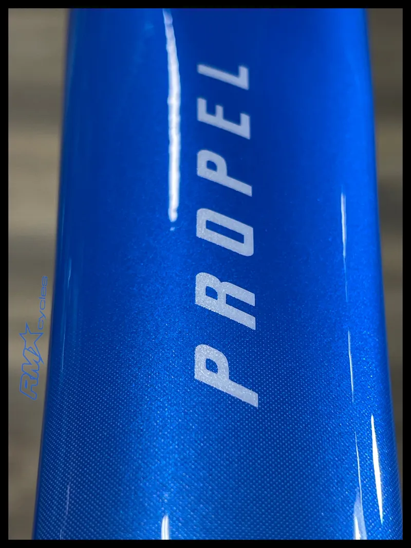 Giant Propel Advanced Pro 0 Ultegra Di2 Road Bike ML in Metallic Blue/Carbon 2025 Ex-Display-2